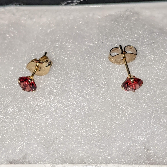 10k Yellow Gold, 4mm Garnet Stud Earrings - Picture 9 of 9